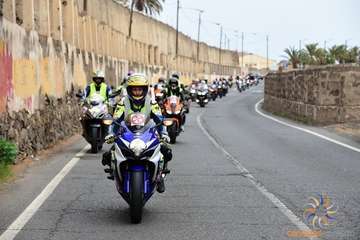 Rugidos moteros en Telde contra los guardarraíles sin protección (Foto Canariasenmoto.com)